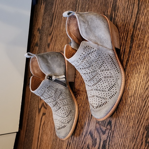 Sofft Blue and Gray Heeled Boots with Modern Design - Picture 3 of 7